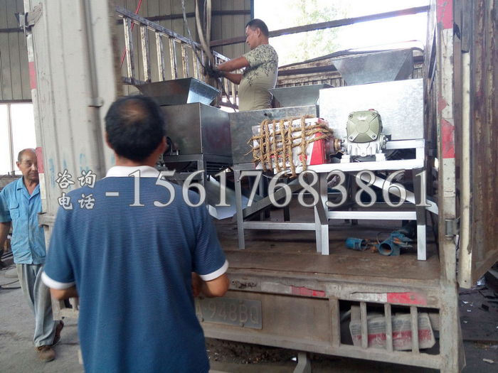 青核桃去皮機發貨現場圖